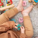 Enfant écoutant une histoire pour son développement - Baby Music