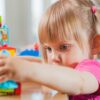 Enfant accompagné par un parent face au changement - Baby Music