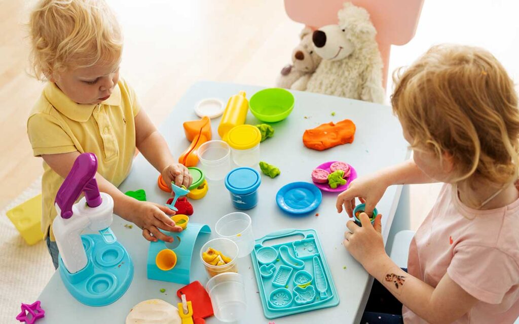 Enfant jouant avec des jouets qui stimulent l'imagination - Baby Music