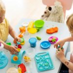 Enfant jouant avec des jouets qui stimulent l'imagination - Baby Music
