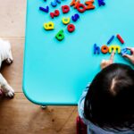 Enfant profitant des bienfaits du jeu avec ses jouets - Baby Music